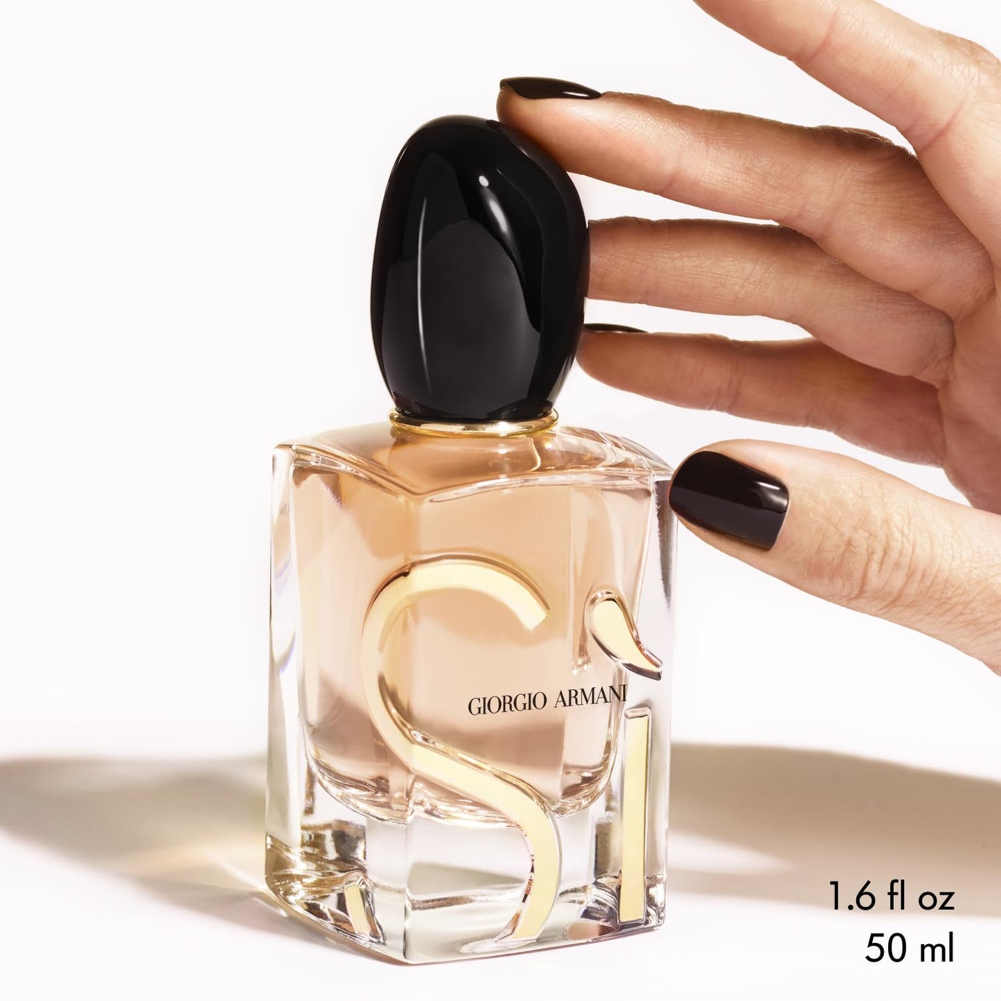Armani Beauty– Sì – Eau de Parfum – Women's Perfume – Modern Chypre Fragrance – Blackcurrant Nectar, Rose De Mai & Freesia, Patchouli Notes - 1.6 Fl Oz