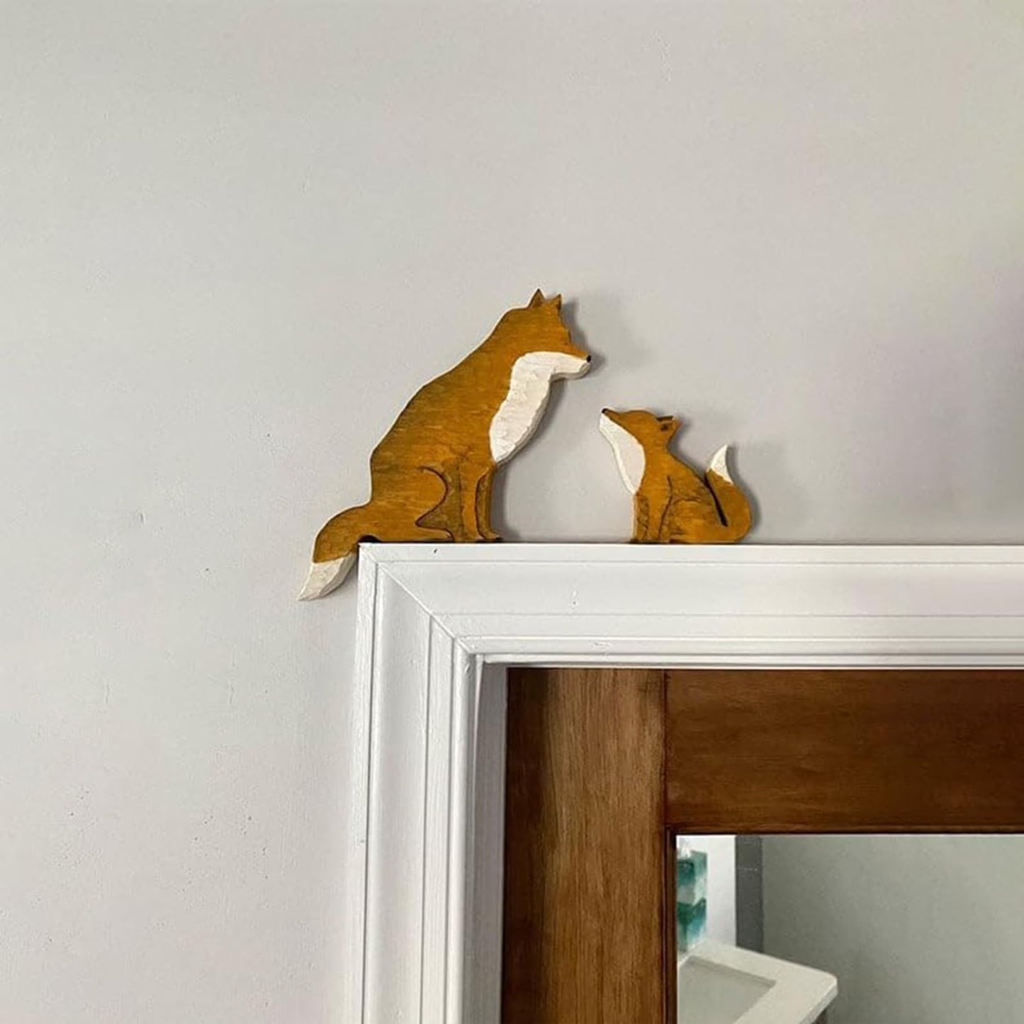 Mama and Baby Fox Door Topper Adorable Fox Shape Statue Door Corner Sculpture for Handcrafted Wood Decor Sign, Creative Wooden Art Figurine Ornament for Garden Living Room Bedroom Office (Baby+Mama)