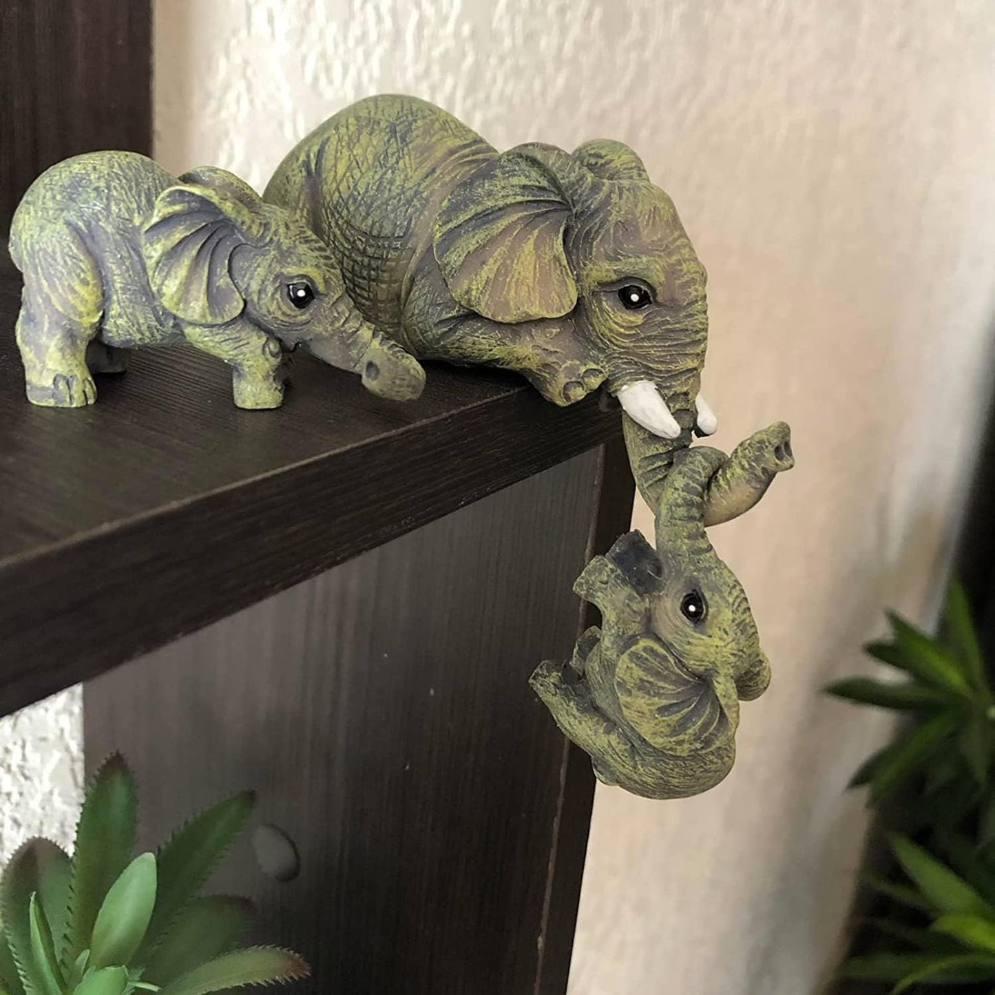 YWHWXB Collectable Elephant Shelf Sitter 3Pcs Set, Mother Elephant Hanging Baby Elephants on The Edge, Mantelpiece Decoration, Hand-Painted Resin Figurines for Home Decor Gift