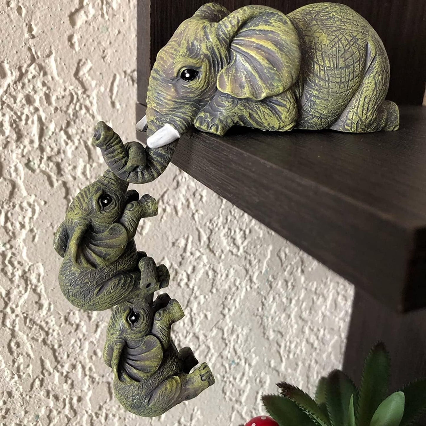 YWHWXB Collectable Elephant Shelf Sitter 3Pcs Set, Mother Elephant Hanging Baby Elephants on The Edge, Mantelpiece Decoration, Hand-Painted Resin Figurines for Home Decor Gift